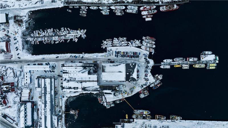 Boote liegen im Hafen von Nuuk in Grönland.