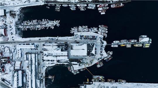 Boote liegen im Hafen von Nuuk in Grönland.