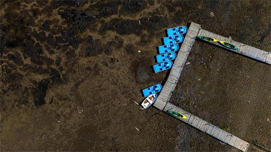 Boote liegen in einem der Arme des Solina-Sees in der Nähe des Dorfes Zawoz im Südosten Polens auf dem Trockenen.