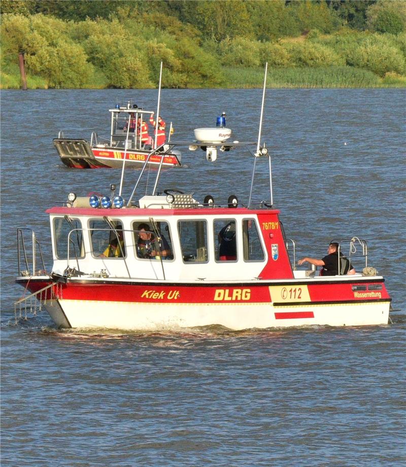 Zwei Erntehelfer in der Elbe vermisst Boote mit Sonar suchen den Grund der Elbe nach den Vermissten ab.