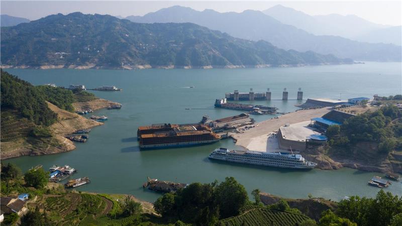Studie: Fischbestände in Chinas Jangtse-Fluss erholen sich Boote und Schiffe liegen im Flussbecken von Zigui.