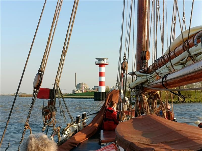 Bootstour auf dem Giekewer „Frieda“ mit hohem Genussfaktor - sogar das Stader Kernkraftwerk sieht im Abendlicht beinahe romantisch aus. Fotos: Bisping