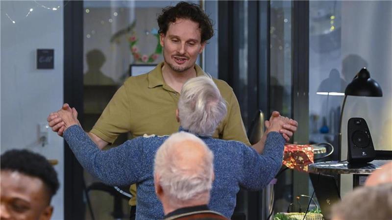 Boris André Trawka tanzt und singt zweimal wöchentlich mit den betagten Heimbewohnern