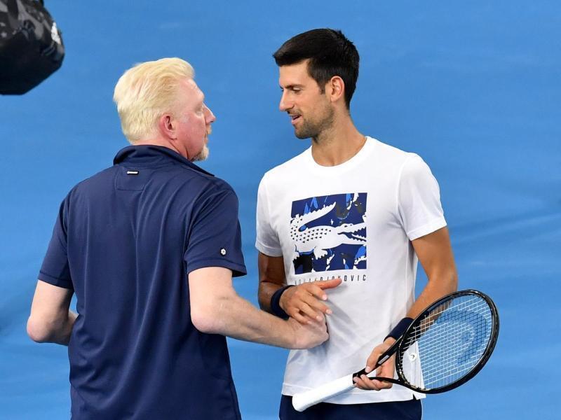 Boris Becker (l) spricht beim ATP Cup im Februar 2020 mit Novak Djokovic. Foto: Darren England/AAP/dpa