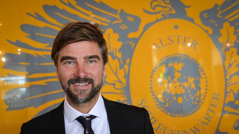 Top-Segler Herrmann freut sich vor Transat auf „Irres Feld“ Boris Herrmann, Weltumsegler und neuer Ehren-Alster-Schleusenwärter, steht bei einer Festveranstaltung in einem Café an der Binnenalster.