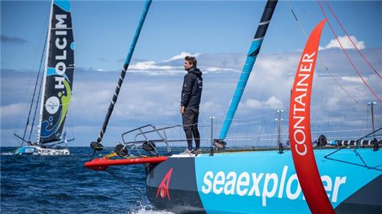 Boris Herrmann an Bord seiner Rennyacht „Malizia - Seaexplorer“ vor der Küste von Lorient bei der Transat CIC.