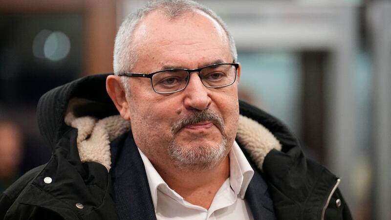 Kremlkritiker Nadeschdin darf Wahlkampagne fortsetzen Boris Nadeschdin reicht seine Unterlagen als Präsidentschaftskandidat bei dem Zentralen Wahlkomitee Russlands in Moskau ein.