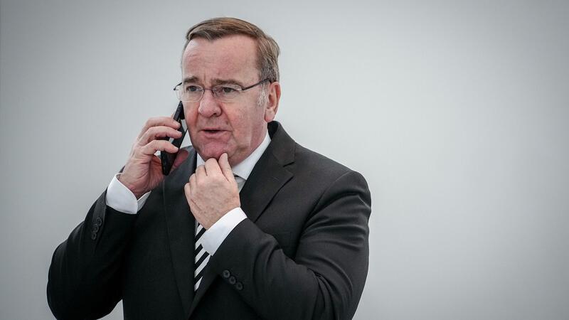 Pistorius empfängt Bundeswehr-Soldaten nach Mali-Einsatz Boris Pistorius (SPD), Bundesminister der Verteidigung, telefoniert.