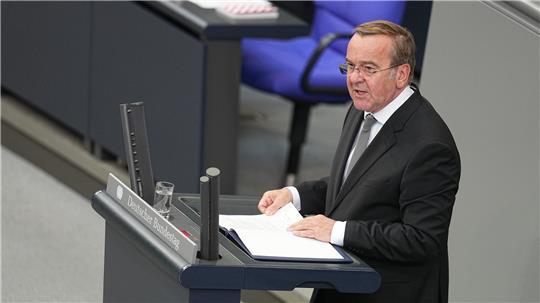 Boris Pistorius (SPD), Bundesminister der Verteidigung, spricht in der Generaldebatte in der Haushaltswoche im Bundestag. 
