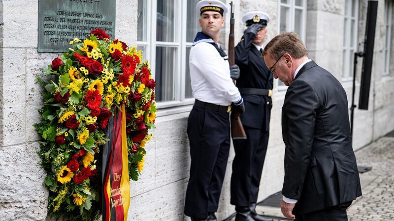 „Widerstand als Pflicht“? Was das Hitler-Attentat lehrt Boris Pistorius (SPD), Bundesminister der Verteidigung, steht am Nationalen Gedenktag an den Widerstand im Ehrenhof des Bendlerblocks vor dem Gedenkkranz. (Archivfoto)