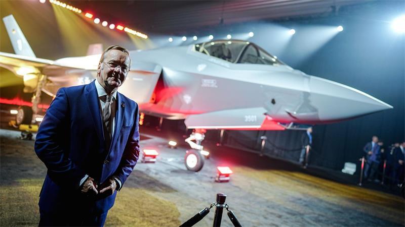 Boris Pistorius (SPD), Verteidigungsminister, steht bei der Übergabezeremonie vor dem Kampfflugzeug vom Typ F-35A der Deutschen Luftwaffe auf dem Werksgelände des US-Unternehmens Lockheed Martin in Texas.