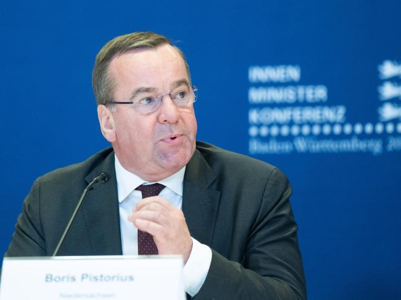 Boris Pistorius (SPD) bei einer Pressekonferenz. Foto: Bernd Weißbrod/dpa/Archivbild