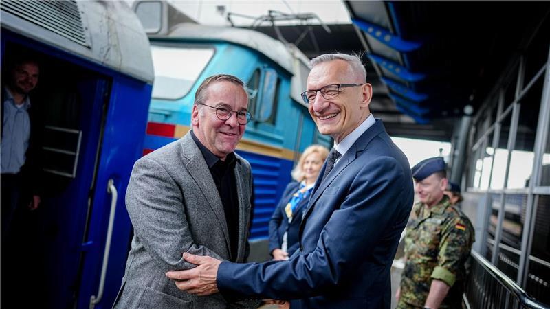 Bilder des Tages Boris Pistorius (SPD, l), Bundesminister der Verteidigung, kommt am Morgen mit einem Sonderzug am Hauptbahnhof in Kiew an und wird von Martin Jäger, deutscher Botschafter in der Ukraine begrüßt.