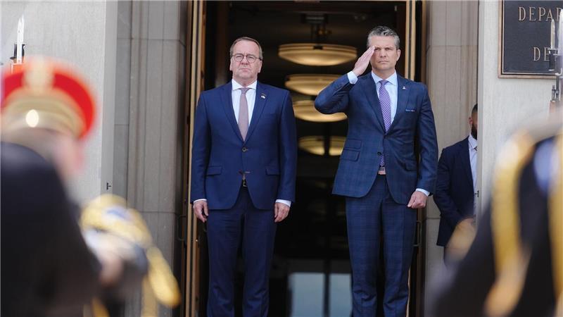 Bilder des Tages Boris Pistorius (SPD, l), Bundesminister der Verteidigung, wird von seinem US-amerikanischen Amtskollegen Pete Hegseth mit militärischen Ehren empfangen.