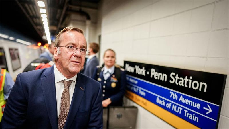 Boris Pistorius kommt auf dem Bahnhof Penn Station mit dem Zug an. 