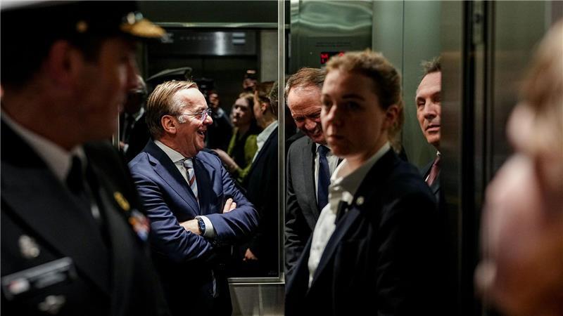 Boris Pistorius (l, SPD), Bundesminister der Verteidigung, und Tore Sandvik (r), Verteidigungsminister von Norwegen, und ihr kanadische Amtskollege Davic McGuinty stehen gemeinsam in einem Fahrstuhl in Ottawa.