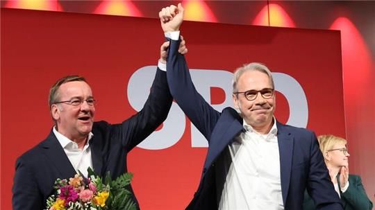 Boris Pistorius (l, SPD), Bundesverteidigungsminister und Georg Maier (SPD), Innenminister von Thüringen und SPD Landesvorsitzender winken auf der Landesdelegiertenkonferenz der SPD.