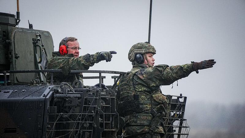 Deutsche Verteidigungsausgaben bei 90,6 Milliarden Euro Boris Pistorius (l) rechnet damit, dass künftig mehr Geld für Verteidigung gebraucht wird: Statt des Zwei-Prozent-Ziels der Nato könnten drei oder dreieinhalb Prozent nötig werden.