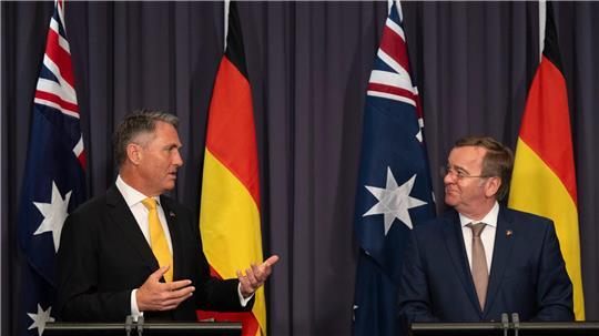 Boris Pistorius (r, SPD), Verteidigungsminister, und sein australischer Amtskollege Richard Marles geben eine gemeinsame Pressekonferenz.