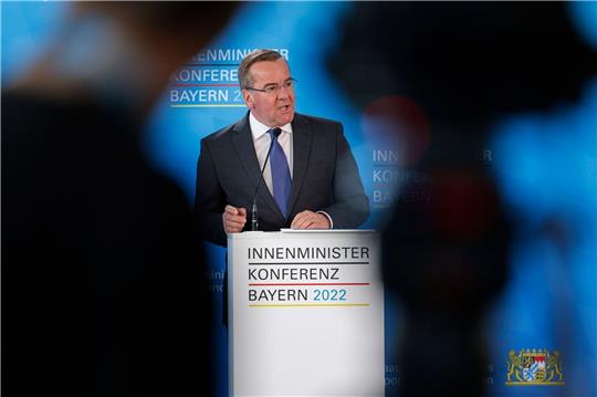 Boris Pistorius spricht bei einer Pressekonferenz zum Abschluss der Innenministerkonferenz (IMK).