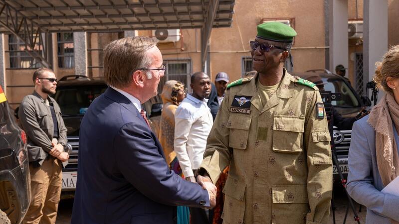 Pistorius im Niger - erstes Ministergespräch nach Putsch Boris Pistorius wird in Niamey von Salifou Modi, General der nigrischen Armee, begrüßt.