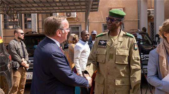 Boris Pistorius wird in Niamey von Salifou Modi, General der nigrischen Armee, begrüßt.