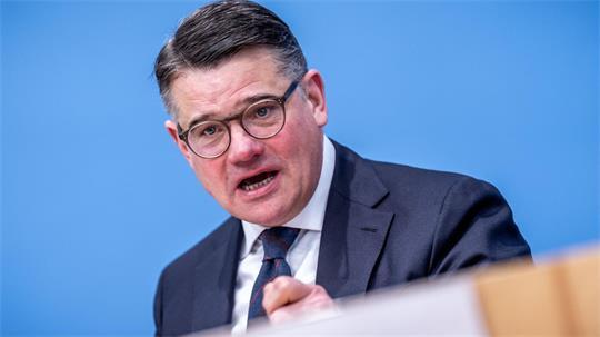 Boris Rhein (CDU), Ministerpräsident von Hessen, pocht auf den Verbleib der Commerzbank in Frankfurt. (Archivbild)