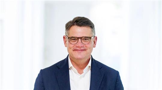 Boris Rhein, Ministerpräsident von Hessen, steht im Landtagsgebäude.