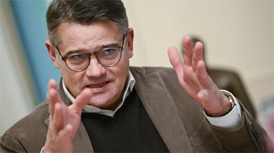 Boris Rhein hält nichts von einem politisch festgelegten Verbrenner-Aus. (Archivbild)