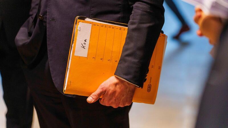 Boris Rhein mit einer Mappe, die die Bezeichnung „Koa“ trägt. Die CDU will mit der SPD in Hessen eine Regierungskoalition bilden.