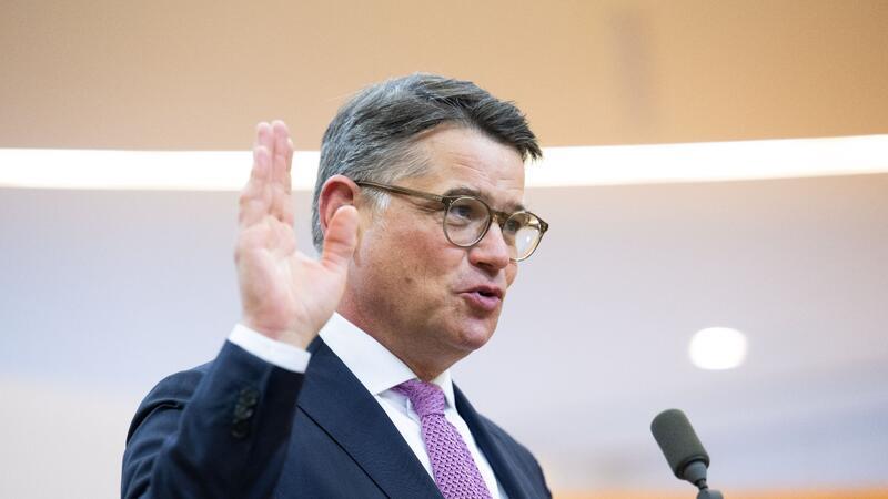 Hessens CDU-Ministerpräsident Rhein wiedergewählt Boris Rhein wird im Landtag in Wiesbaden als Ministerpräsident von Hessen vereidigt.