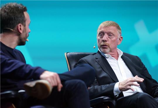 Boris Becker auf der Digitalmesse OMR neben Gründer Philipp Westermeyer. Foto: Brandt/dpa