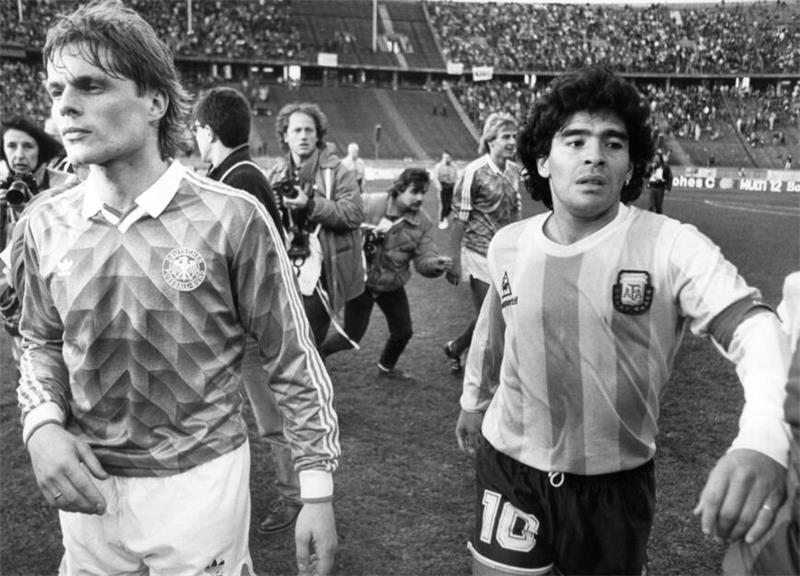 „Selbstverliebtes Arschloch“: Ex-Profi Borowka über seine Alkoholsucht Borowkas besondere Maradona-Bilanz im Nationaltrikot: Drei Spiele, drei Siege.