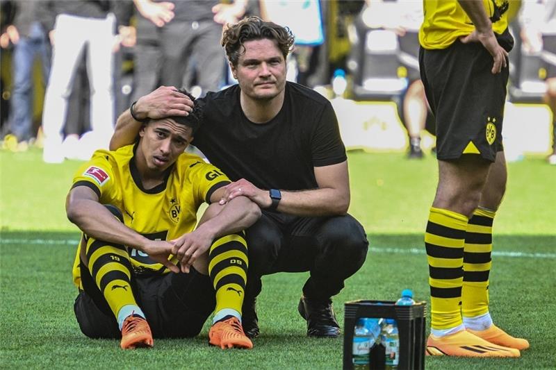 Dortmund verpatzt die Meisterschaft - Musiala schießt Bayern zum Titel Borussia Dortmunds Trainer Edin Terzic und Borussia Dortmunds Jude Bellingham nach dem Spiel. Foto: Bernd Thissen/dpa