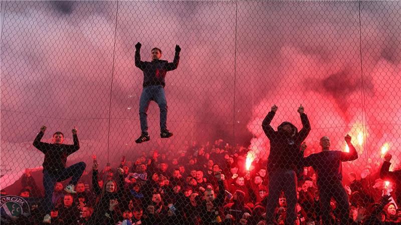 Bosniens WM-Held verletzt sich: Schalke sorgt sich um Dzeko Bosnische Fans feierten eine große Party.