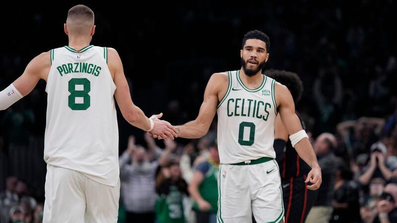 40. Saisonsieg für die Boston Celtics Boston Celtics-Forward Jayson Tatum (0) und Kristaps Porzingis (8) waren beim Heimsieg gegen die Washington Wizards überragend (Archivbild).