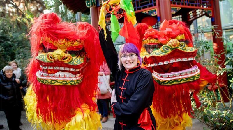Botanika startet mit Löwentanz ins chinesische Jahr der Holz-Schlange.