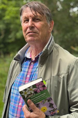 Botaniker ist er nicht, aber Apotheker und seit 25 Jahren mit Gruppen im Auetal auf Kräuter- und Beerenwanderungen: Dr. Martin Berl lud jetzt zum ersten Mal in den Tadel bei Brest ein.