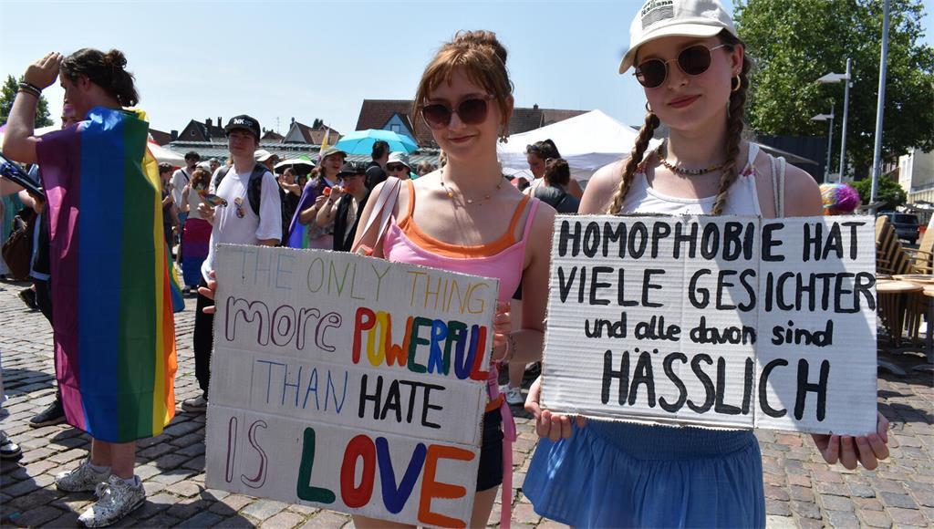 Botschaften für den Demonstrationszug durch Stade. 