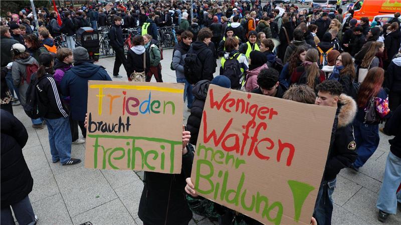 Botschaften für die Kamera: Schülerinnen und Schüler in Göttingen zeigen ihre Meinung zum Wehrdienstgesetz. 