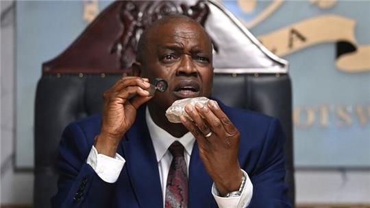 Botswanas Präsident Mokgweetsi Masisi begutachtet den vermutlich zweitgrößten Rohdiamant der Welt, der in seinem Land entdeckt wurde.