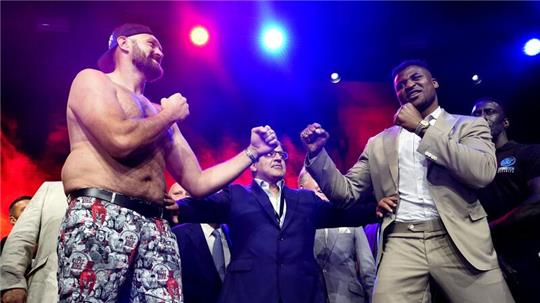Box-Champion Tyson Fury (l) kämpft in Saudi-Arabien gegen Francis Ngannou.
