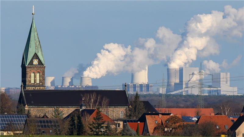 Boxberg: Zwischen Kirchturm und Schornstein – Kraftwerk und Kirche prägen das Bild im Landkreis Bautzen.