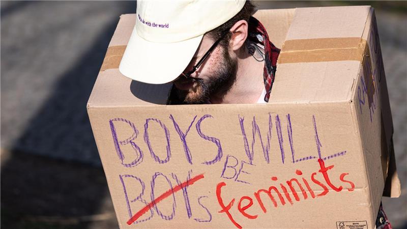 Boys will be Boys? Ein Teilnehmer einer Frauentagsdemonstration spricht sich dafür aus, dass Jungs lieber Feministen werden. (Archivbild)