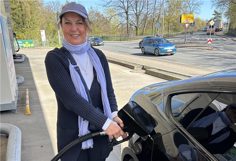 Bozena Radtke tankt bei bft in Buxtehude: „Die Politik muss was tun!“