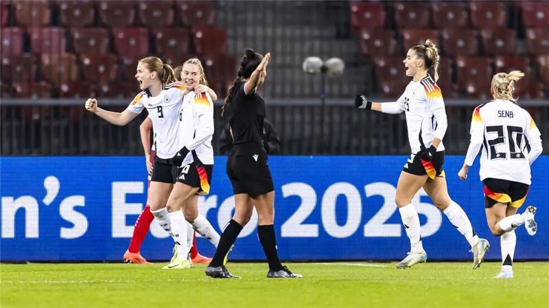 DFB-Frauen drehen auf: 6:0 gegen EM-Gastgeber Schweiz Brach den Bann: Chelsea-Profi Sjoeke Nüsken (l.).