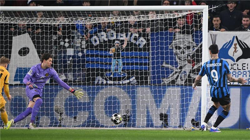 „Tut extrem weh“: Dortmund scheitert in der Champions League Brachte Bergamo früh in Führung: Gianluca Scamacca.