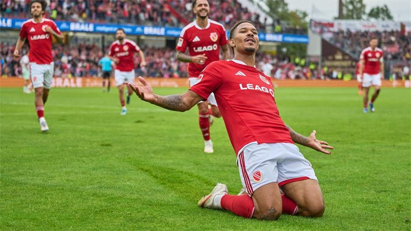 Starke Moral: St. Pauli holt in Cottbus Remis in Unterzahl Brachte Energie Cottbus in Führung: Justin Butler.