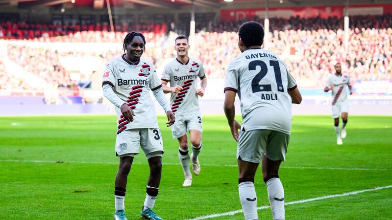 Brachte Leverkusen in Heidenheim in Führung: Jeremie Frimpong (l).