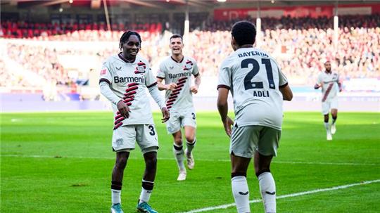 Brachte Leverkusen in Heidenheim in Führung: Jeremie Frimpong (l).